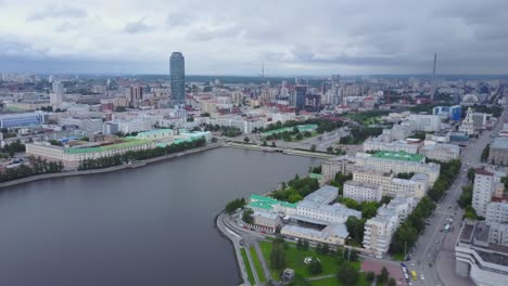 vista aérea de una ciudad con un río y un parque