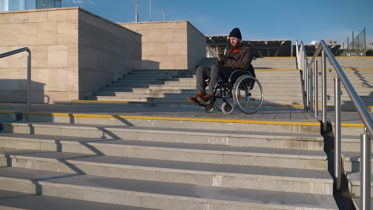 hombre en silla de ruedas usando escaleras