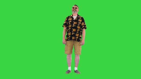 turista de edad avanzada con gafas de sol de pie y sonriendo en una pantalla verde, llave de croma