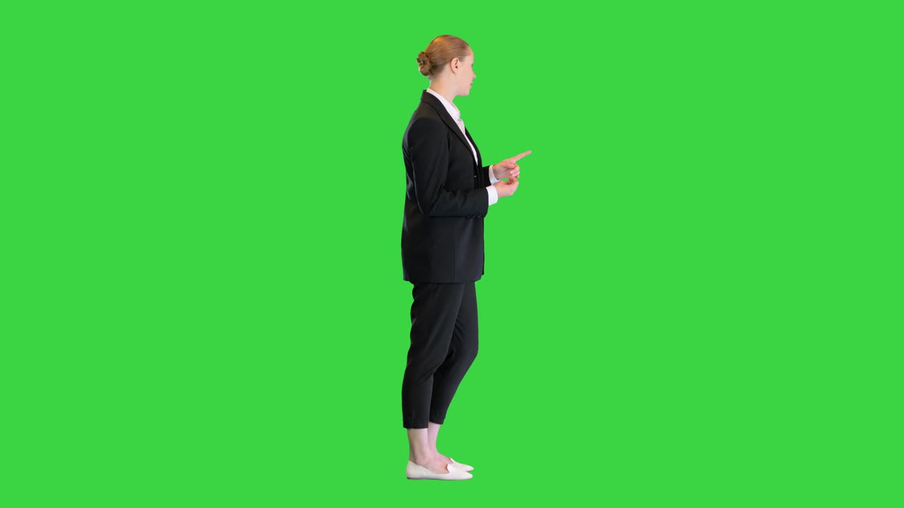 Genç sarışın iş kadını, Yeşil Ekran, Chroma Key üzerinde bir şeyler açıklarken