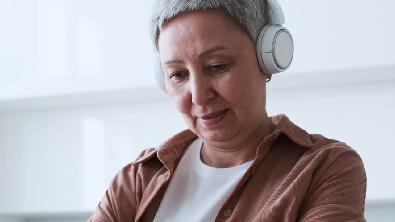 una mujer preparando una ensalada.