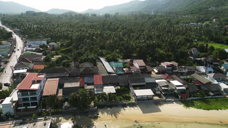 Luftaufnahmen-Von-Maret,-Bezirk-Ko-Samui,-Reiseziel-Südostasien,-Thailand,-Fliegen-über-Malerische-Berge,-Palmen,-Regenwaldlandschaft,-Die-Eine-Traditionelle-Kleine-Dorfstadt-Enthüllt