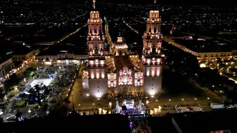 catedral de morelia en el centro histórico, hora de navidad por la noche con dron