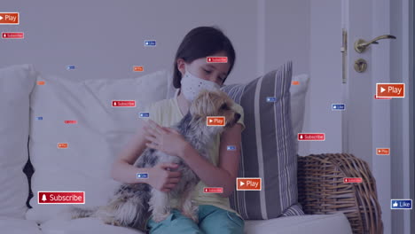 animación de iconos de notificación sobre chica caucásica con máscara sosteniendo perro en el sofá en casa