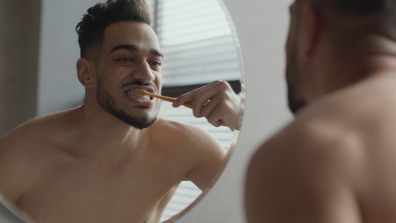 욕실 에서 치아 를 는 남자