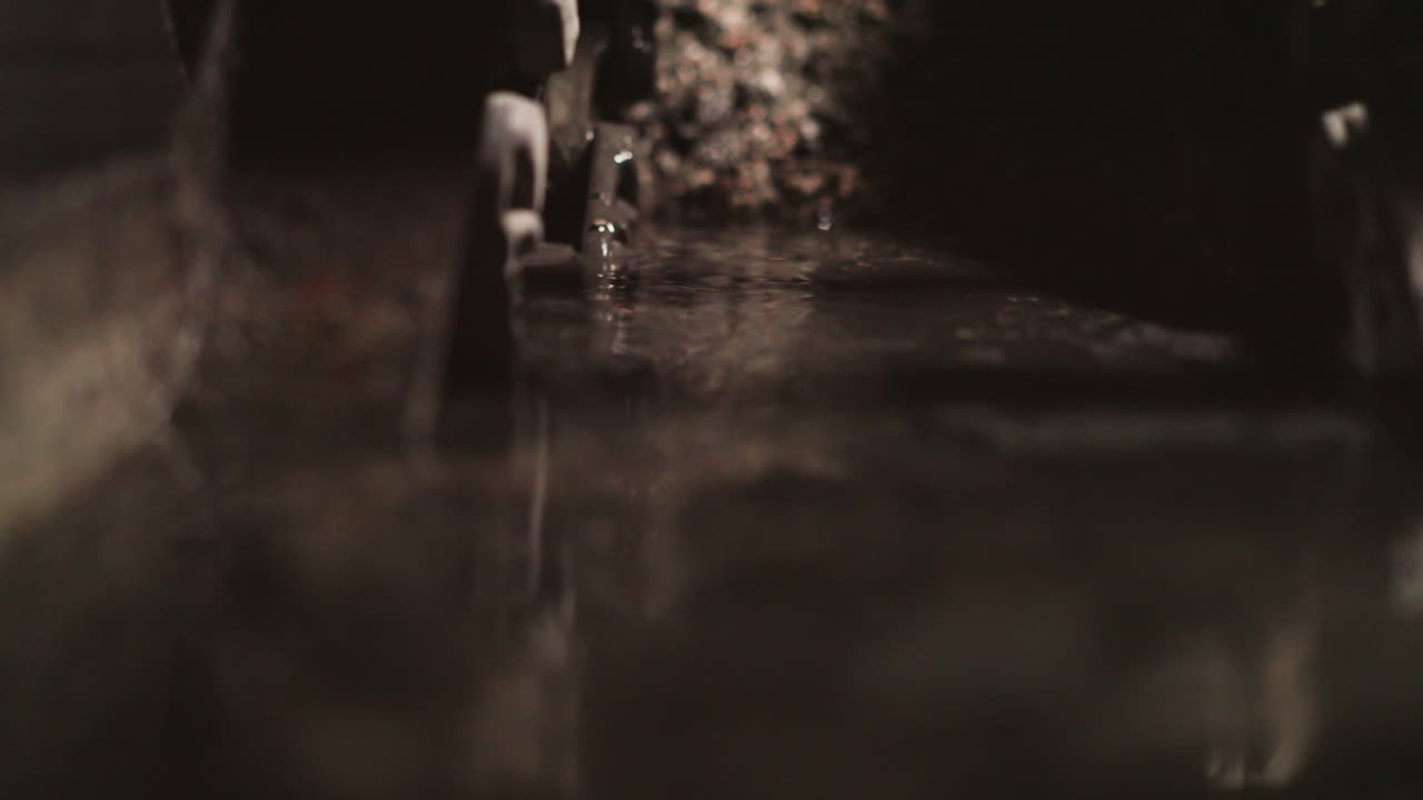 물을 담은 컨테이너에서 석탄 슬래그를 들고 버 ⁇ 을 들어 올리는 것