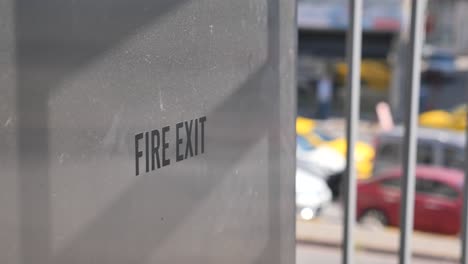 señal de salida de incendios en una puerta de metal