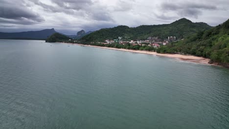 Cielo-Nublado-Sobre-La-Impresionante-Playa-De-Ao-Nang-En-El-Continente-De-Krabi-En-Tailandia