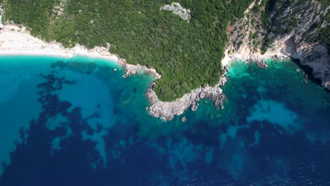 costa virgen del mar jónico en albania con cuevas en acantilados bañados por un mar azul turquesa profundo y hermosas playas de arena blanca