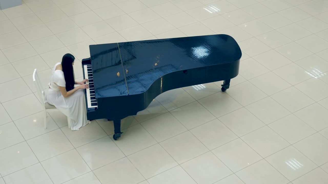 el músico tocando el piano. sin cara. 4k.