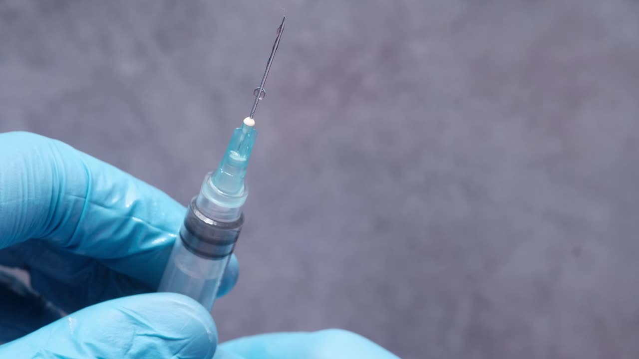 mano con una jeringa