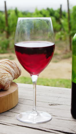 konzentriert sich auf brot mit rotwein