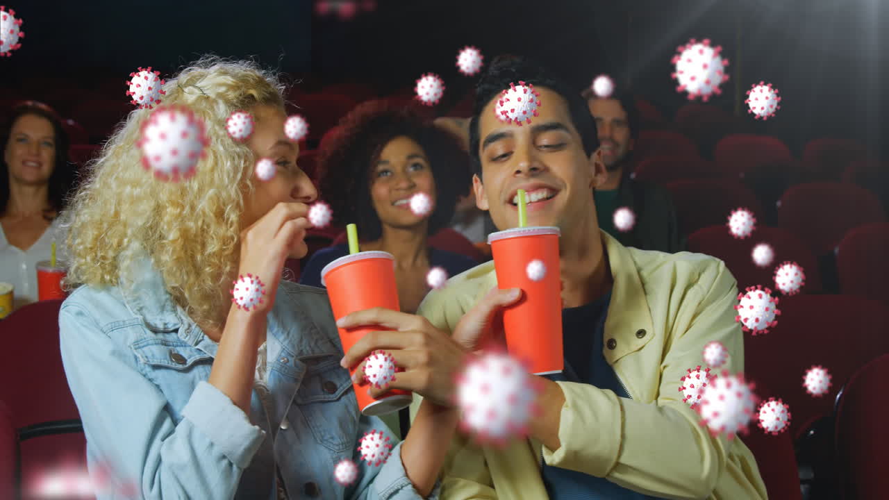 células de covid-19 contra un grupo de personas viendo una película en el cine