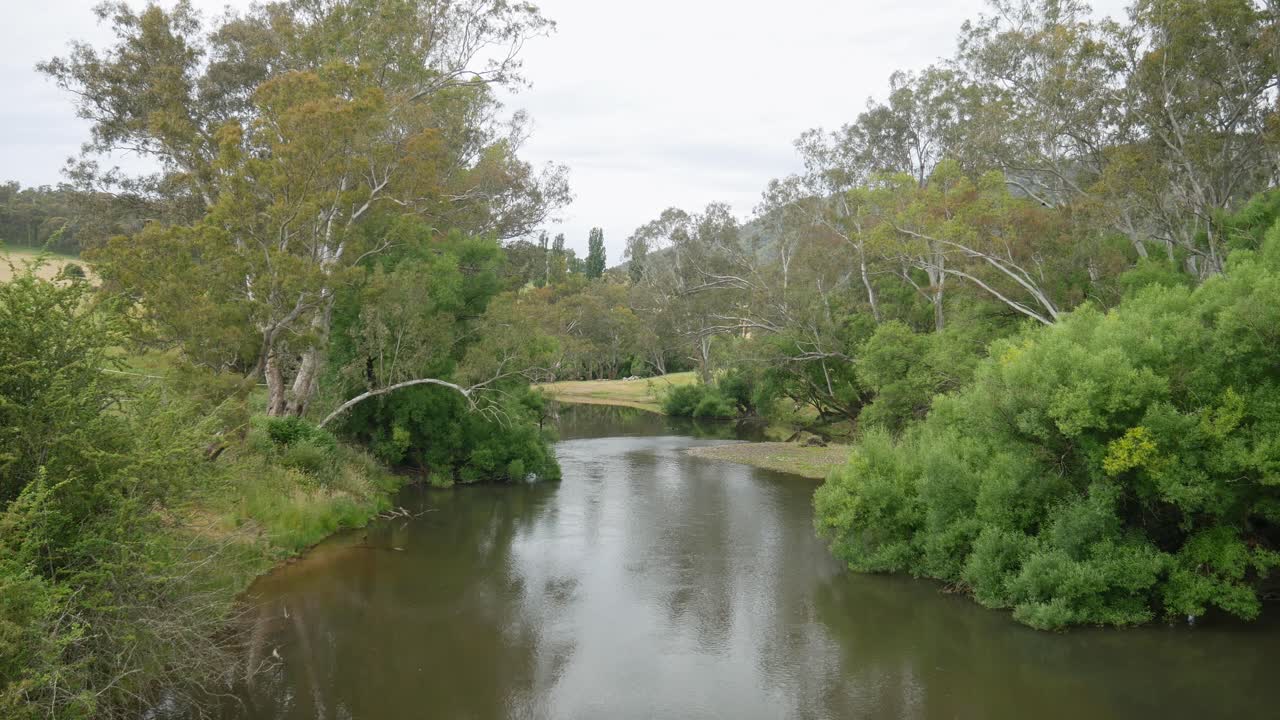 vista aguas arriba del río mitta mitta en el municipio de mitta mitta, noreste de victoria, australia