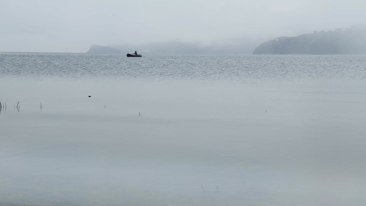 바이칼 호수 에 있는 배 에 있는 어부