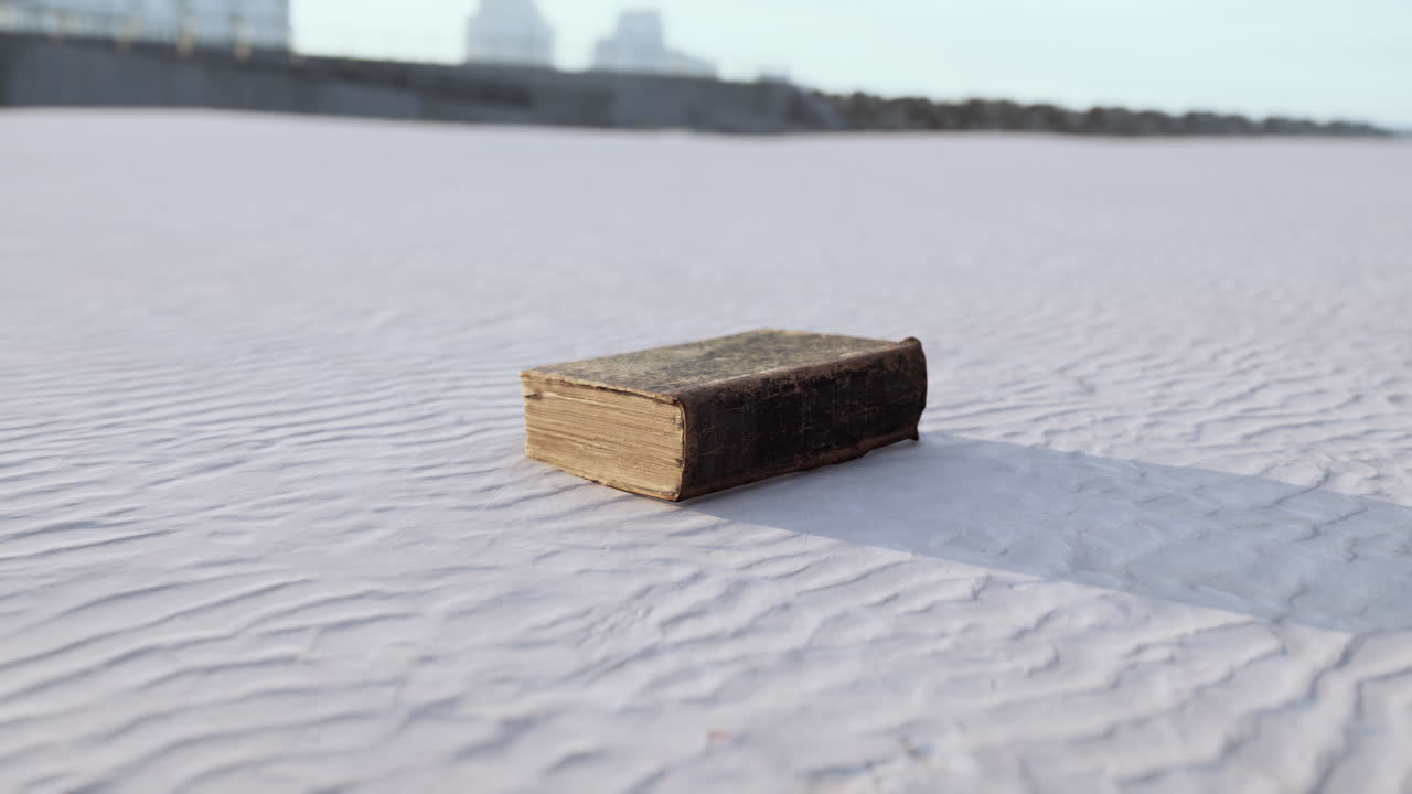 vecchio libro sulla spiaggia di sabbia
