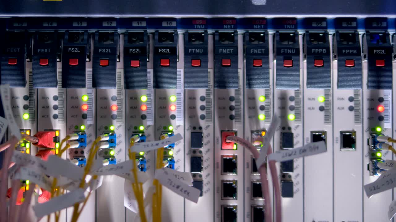 centro de datos moderno, servidores, video real en primer plano en 4k.