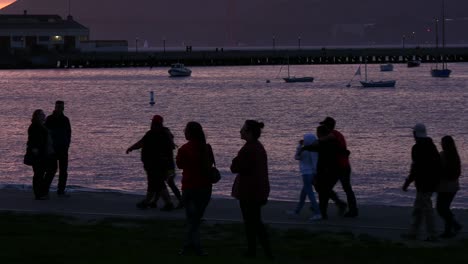 Silhouetten-Von-Touristen-In-San-Francisco-Waterfront-San