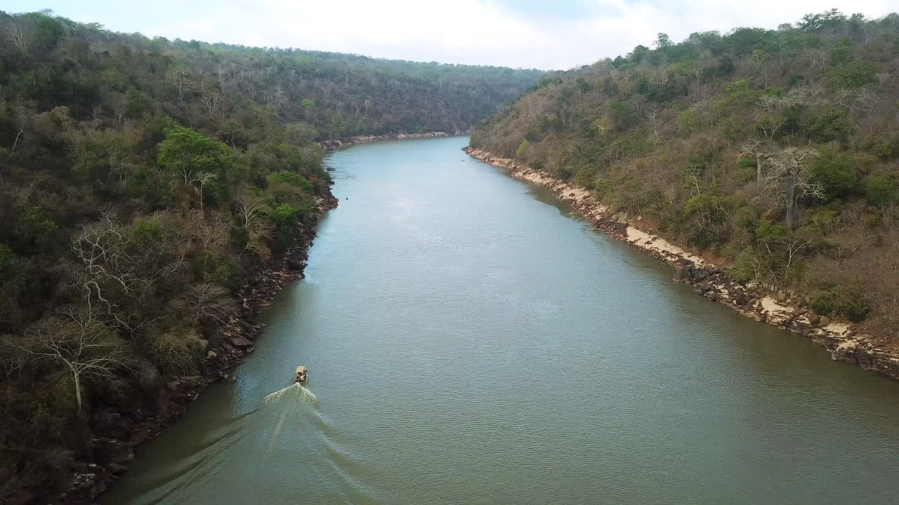 Ven a dar un paseo por el río con nosotros