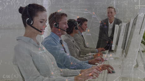 animación de la red de conexiones a través de personas de negocios que usan auriculares telefónicos