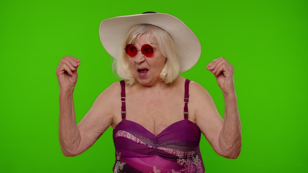 abuela turista mayor que muestra blah blah gesto con las manos, no ha estado interesado en la conversación