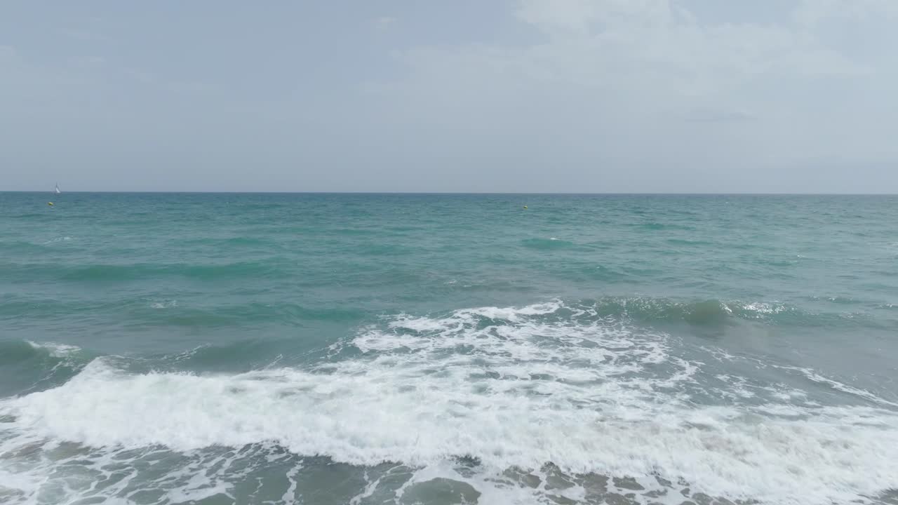 파도를 일으키고 모래에 쓸려가는 지중해