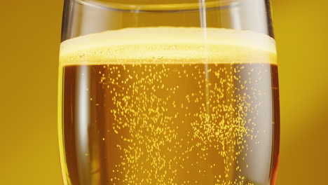 champán en un vaso de flauta