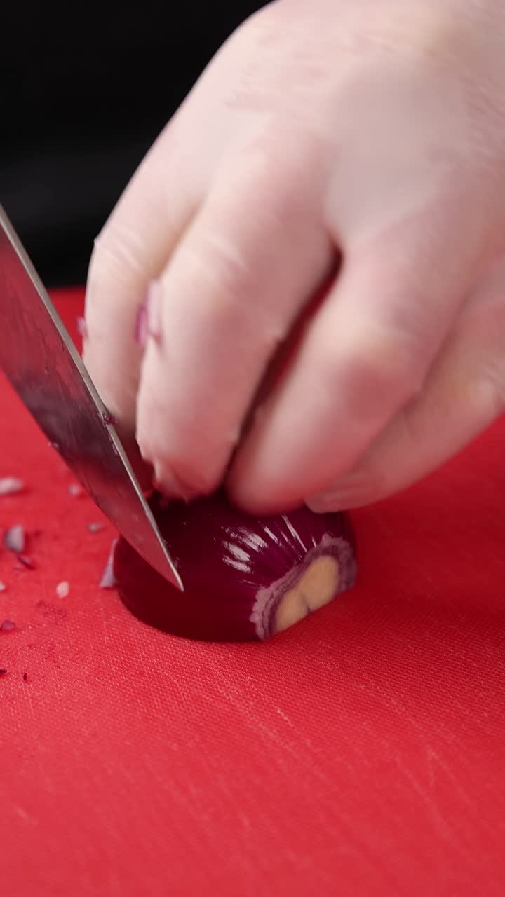 이 은 양파를 잘라내고 있습니다.