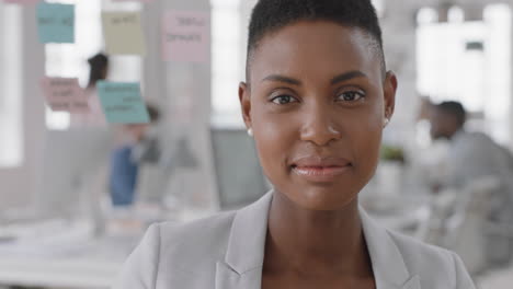 Porträt-Einer-Afroamerikanischen-Geschäftsfrau,-Die-Lächelnd-Ein-Erfolgreiches-Startup-Unternehmen-Genießt-Und-Stolze-Managerin-Im-Büroarbeitsplatz-Genießt