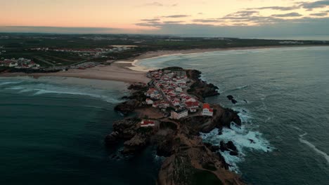 drone disparado sobre la isla de baleal cerca de peniche en la región de oeste, portugal al atardecer