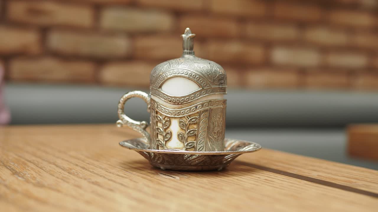 전통적인 터키 커피 컵과 접시의 클로즈업