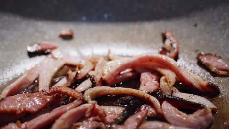 primer plano de freír rodajas de pescado para la preparación de sushi, casero