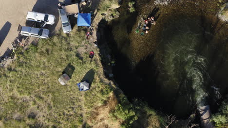 Gruppe-Von-Menschen,-Die-Am-Flussufer-Campen