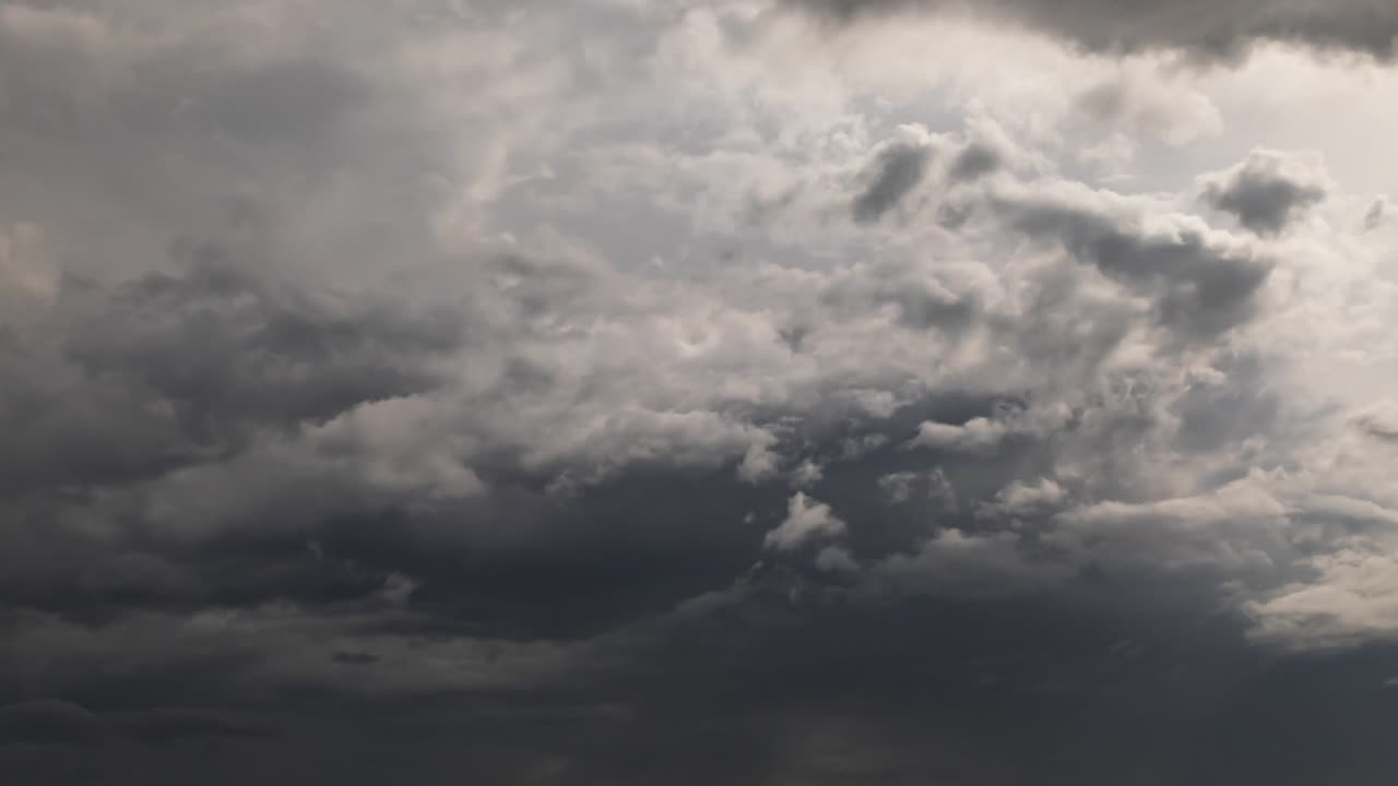 Tidsforløb af sen eftermiddags tropisk himmel med sølvfarvede skyer, der skifter fra mørkt til lyst