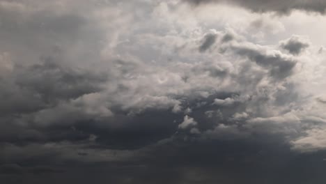 lapso de tiempo del cielo tropical de la tarde con nubes plateadas que pasan de oscuro a claro