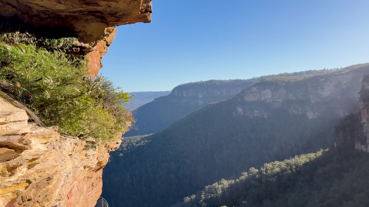 Vista panoramica della valle delle Montagne Blu dal bordo di una scogliera rocciosa