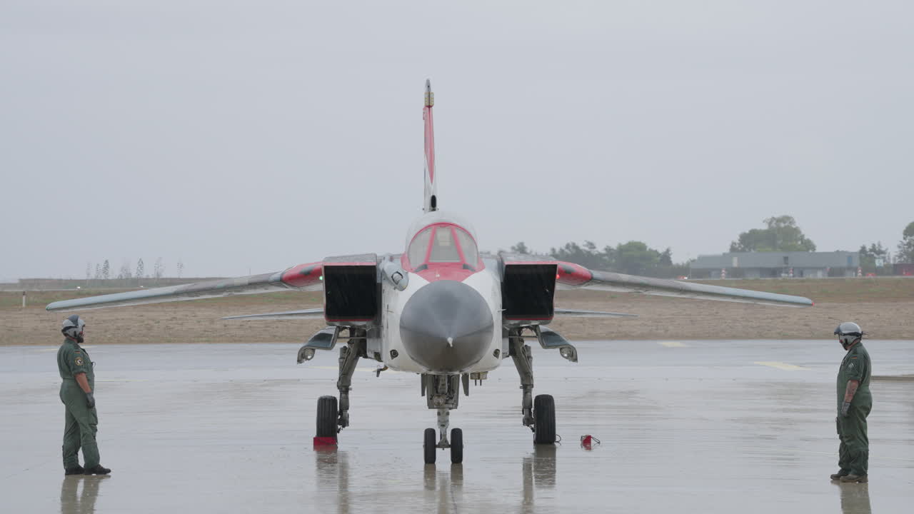 Caccia militare e piloti su pista bagnata
