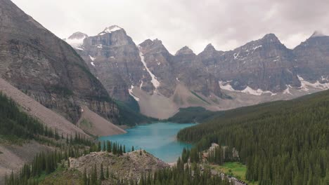 Luftfahrzeug-Links-Von-Der-Emerald-Lake-Moräne-Zwischen-Kiefernwald-Und-Kanadischen-Rocky-Mountains-Im-Banff-Nationalpark,-Alberta,-Kanada