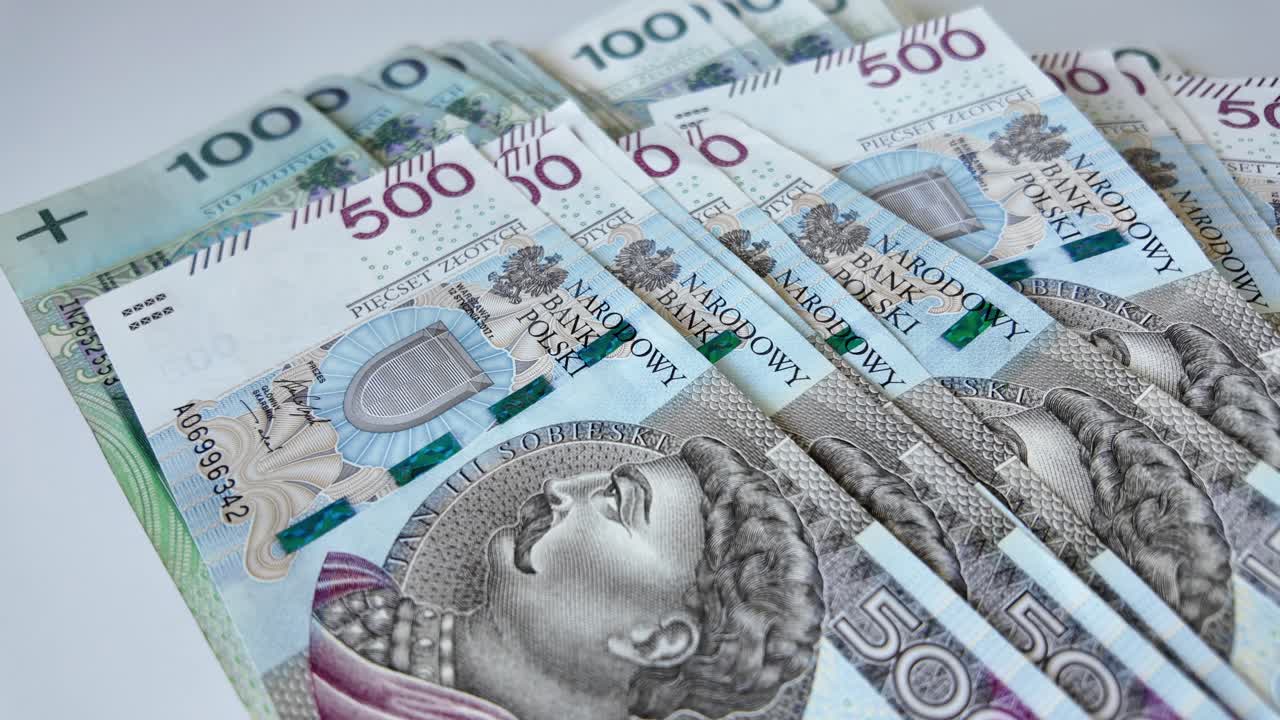 el dinero polaco, los billetes de 500 y 100 zlotys están mintiendo.