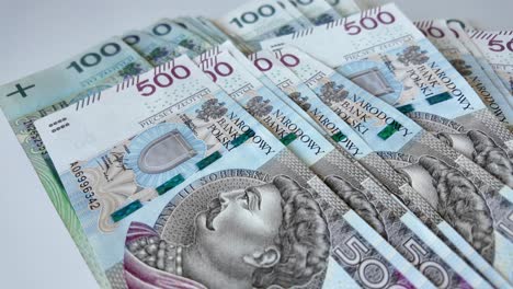 Schwenkansicht-Polnisches-Geld,-500-Und-100-Zloty-Banknoten-Liegen