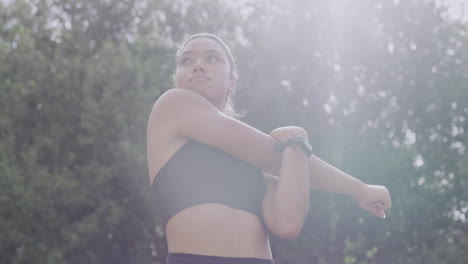 corredora en forma estirando los brazos antes del entrenamiento
