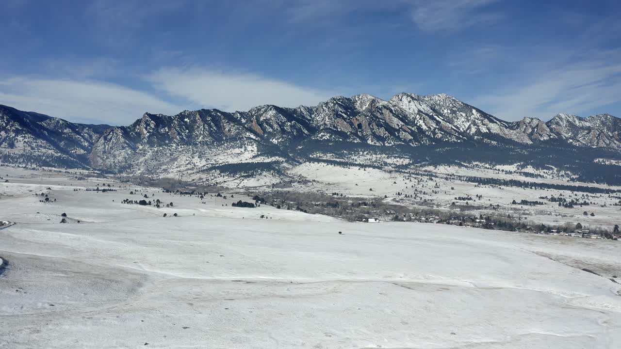 Vista aérea de las montañas de Boulder, Colorado, cubiertas de nieve
