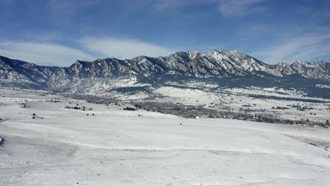 vista aérea de las montañas de boulder colorado cubiertas de nieve