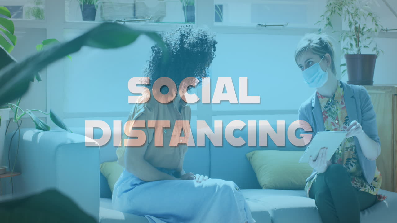 Animation af ordene "social distancering" med kolleger på kontoret iført mundbind