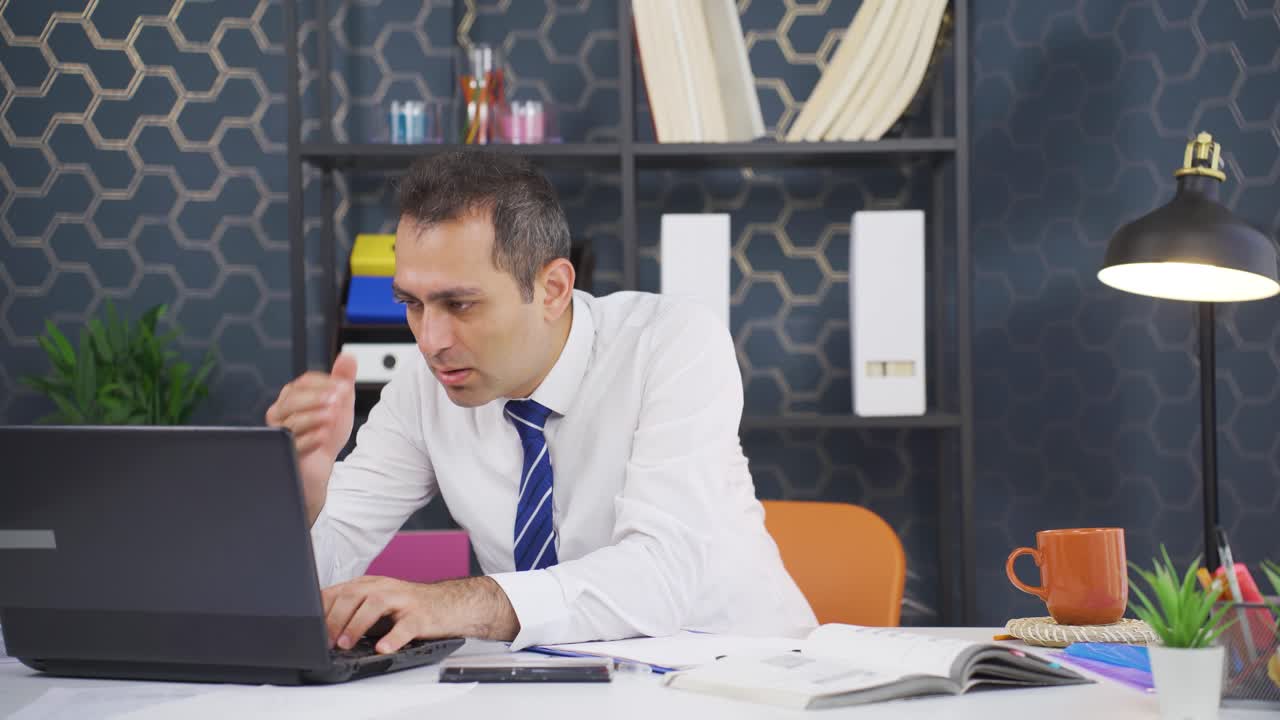 노트북을 사용하는 좌절된 사업가