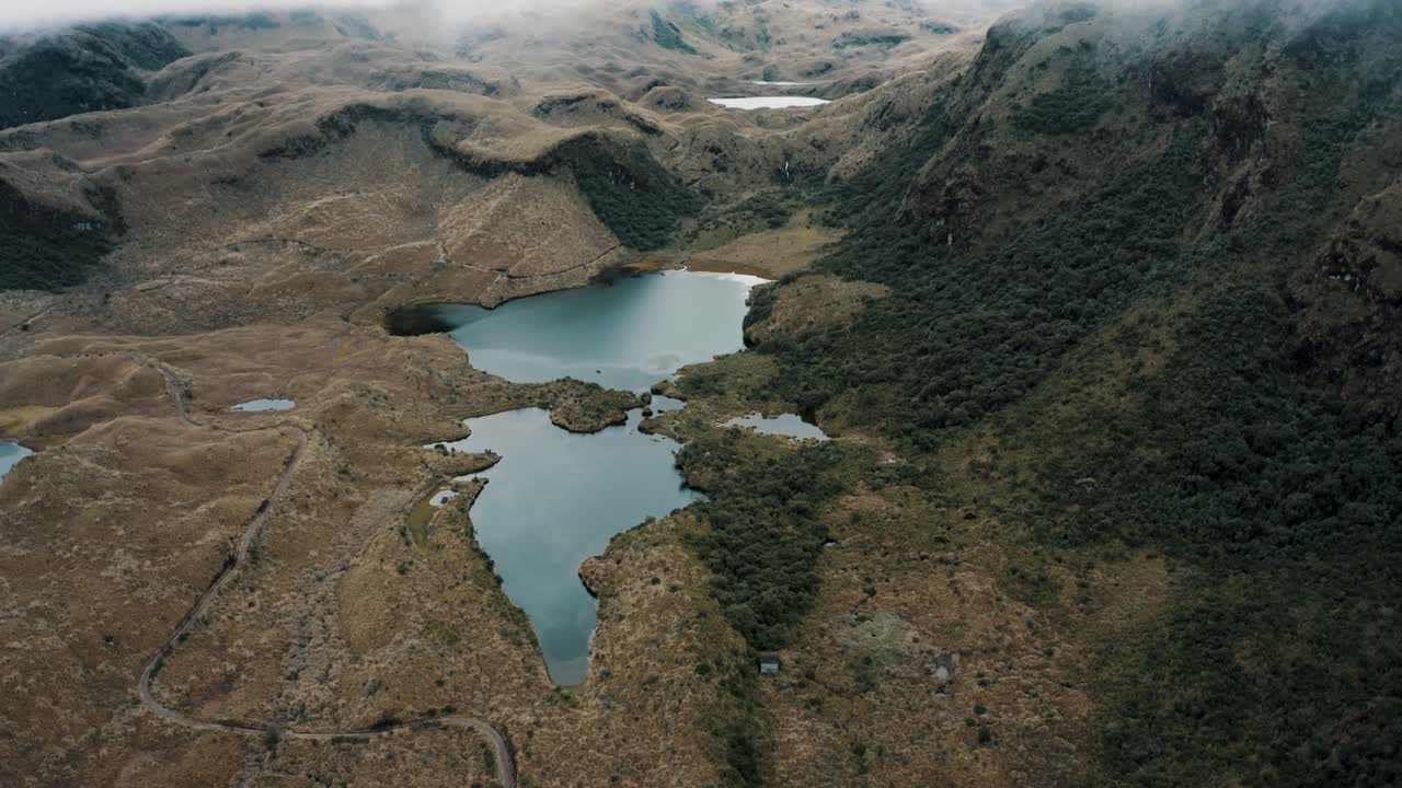 vista aérea de la laguna baños al pie de la montaña temprano en la mañana en la reserva ecológica de cayambe coca en napo, ecuador