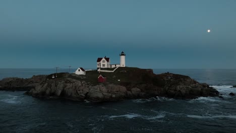 Faro-Sobre-El-Islote-Rocoso-De-Cabo-Neddick-Nubble-En-El-Condado-De-York,-Maine,-Estados-Unidos