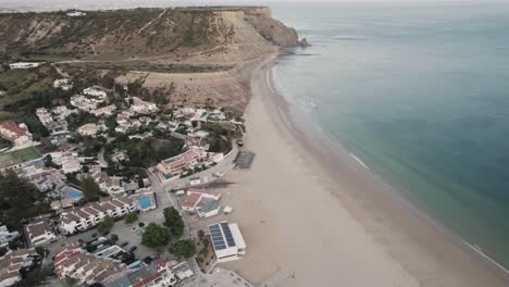 Orilla-De-Praia-Da-Luz-Desde-El-Promontorio-De-Rocha-Negra-Hasta-El-Frente-De-La-Playa