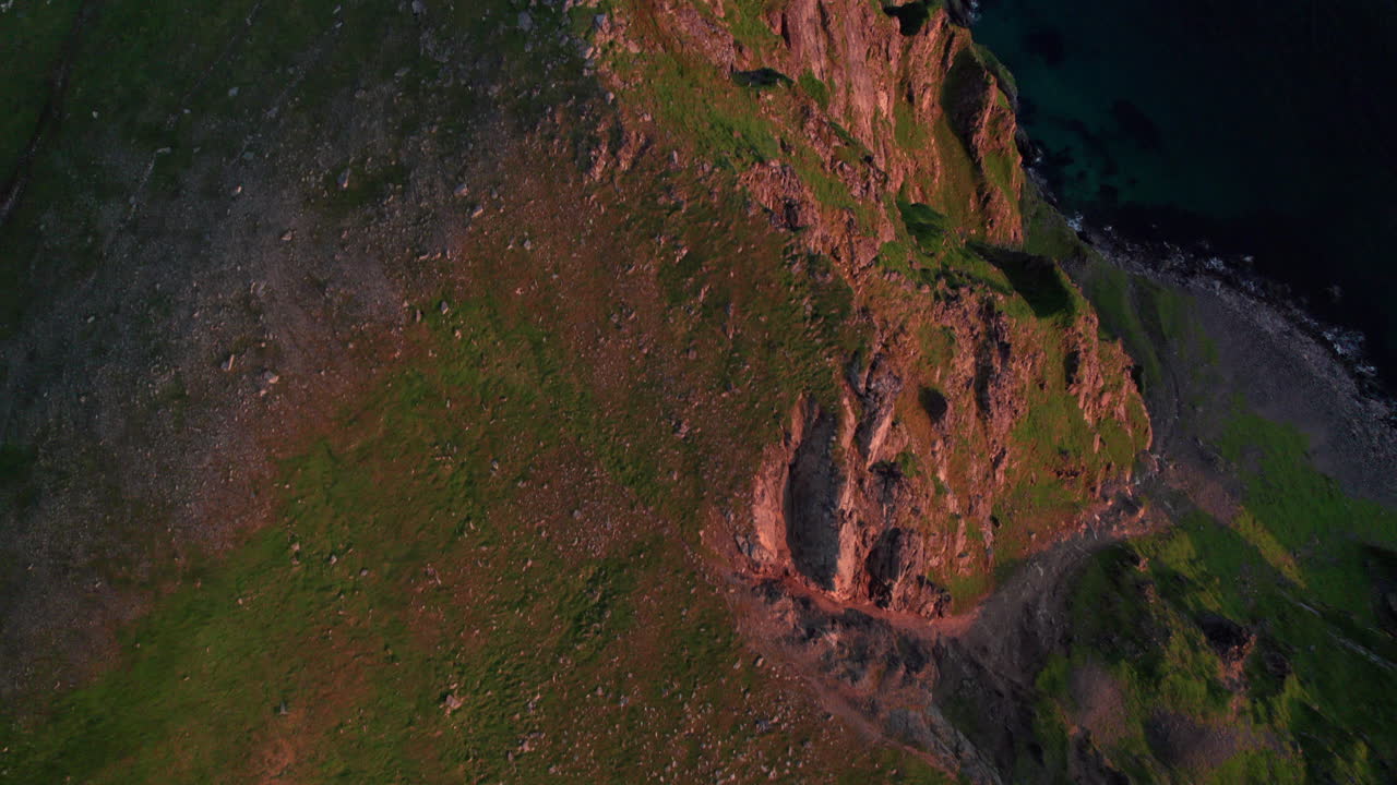 가파른 산 절벽의 공중 하향식 샷과 노르웨이 참조, 마틴덴, 안도야, 베스테랄렌을 향한 경치를 드러냅니다.