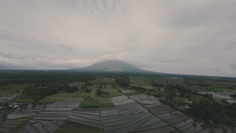 Drohnenschuss-In-Richtung-Mayon-Vulkan